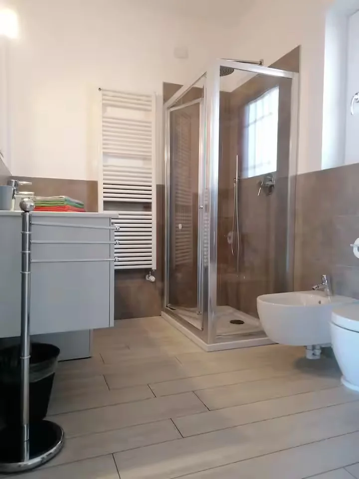 Il bagno con doccia e bidè