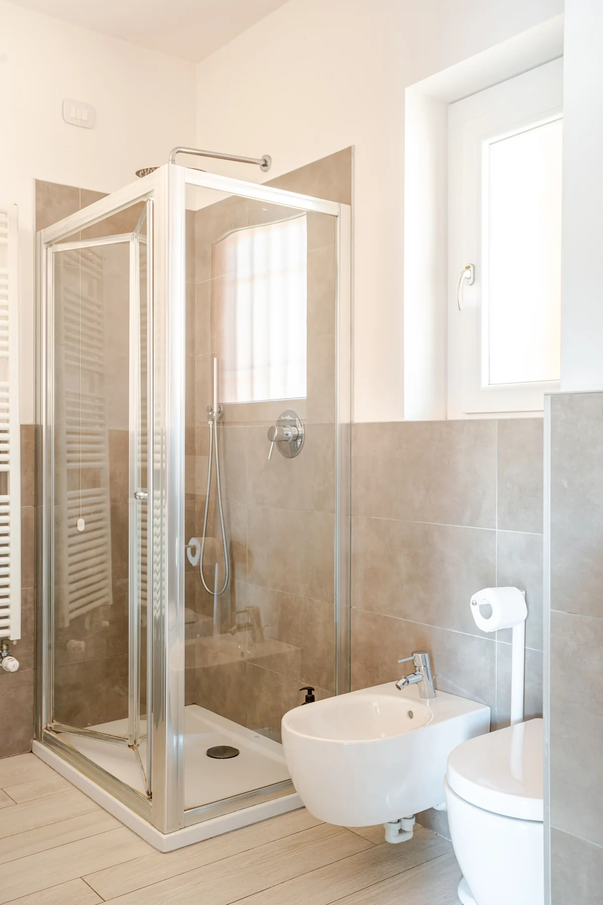 La doccia e la finestra del bagno