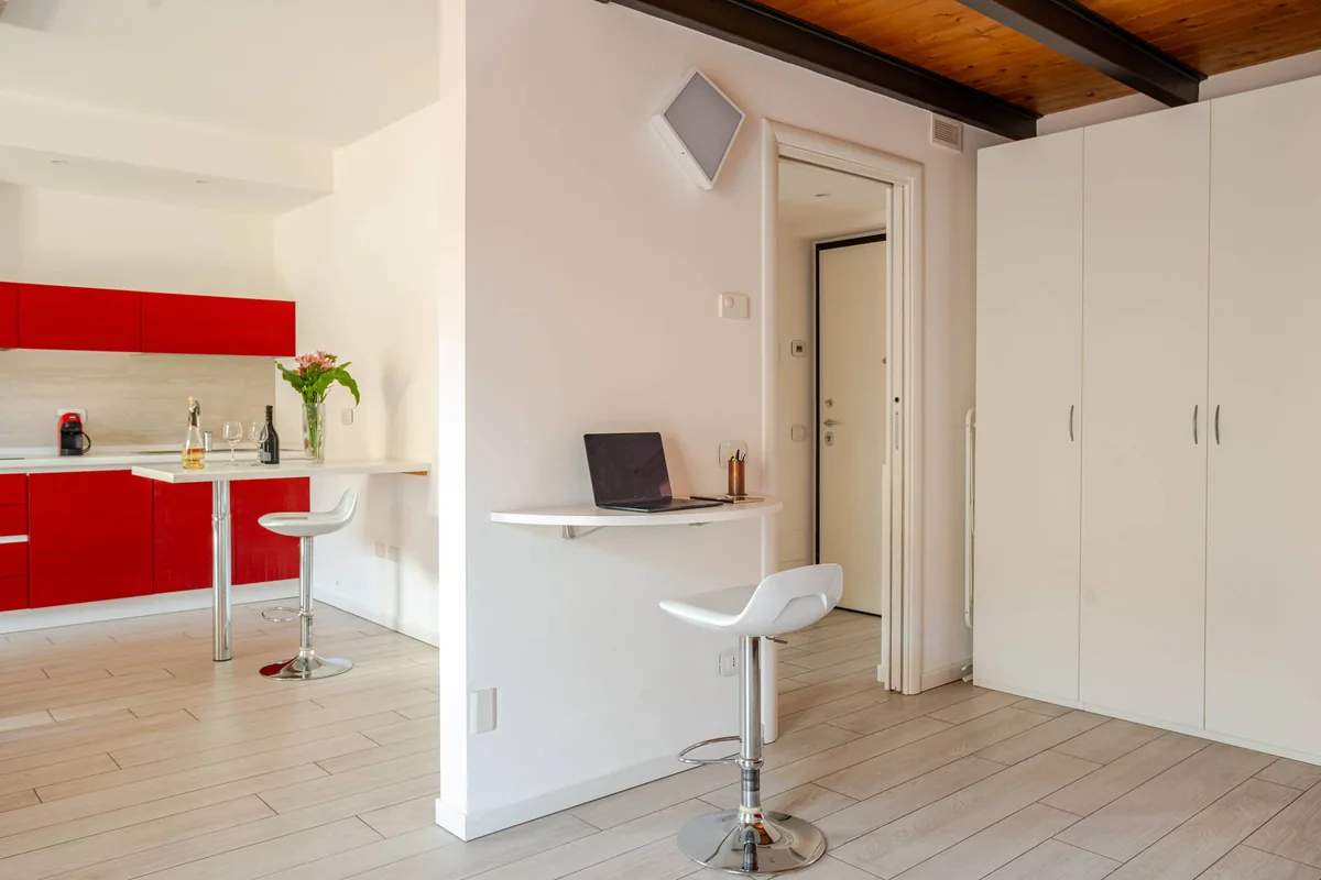 L'ingresso, con il piano di lavoro e la cucina