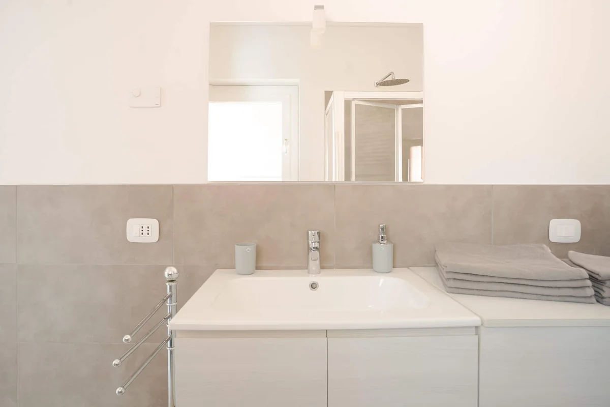 Il lavabo, con gli asciugamani pronti
