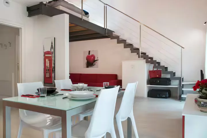 La zona pranzo, con la scala verso il soppalco
