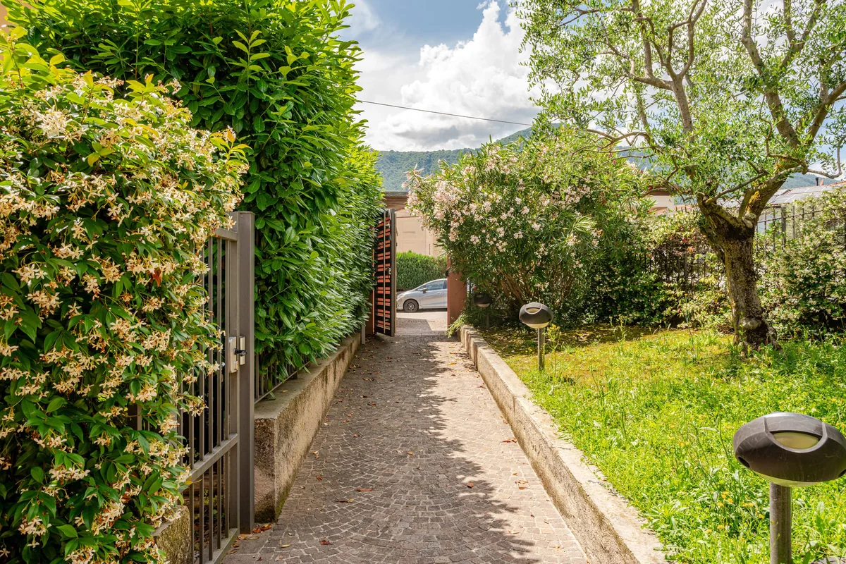 Il vialetto nel verde della residenza